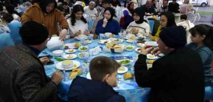 Birlik Vakfından depremzedelere iftar