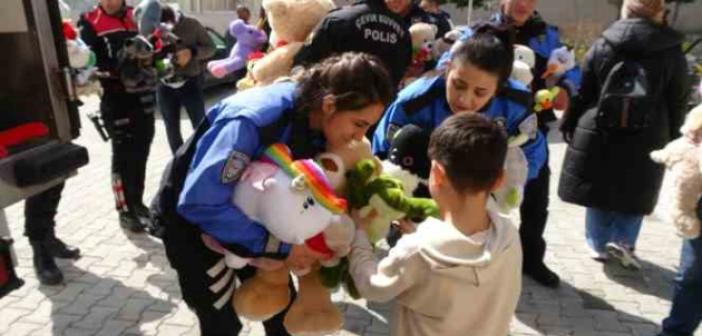 Burdur polisi yurtta kalan depremzede çocuklara oyuncak dağıttı