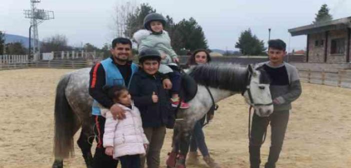 Depremi yaşayan özel çocuklar ata bindi, sevinçleri renkli görüntülere sahne oldu