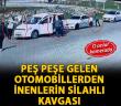 Peş peşe gelen otomobillerden inenlerin silahlı kavgası kamerada