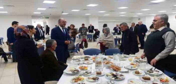 Rektör Erdal iftarda depremzede aileler ile bir araya geldi