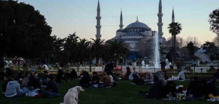 Sultanahmet Meydanı, ramazanın ikinci gününde de doldu