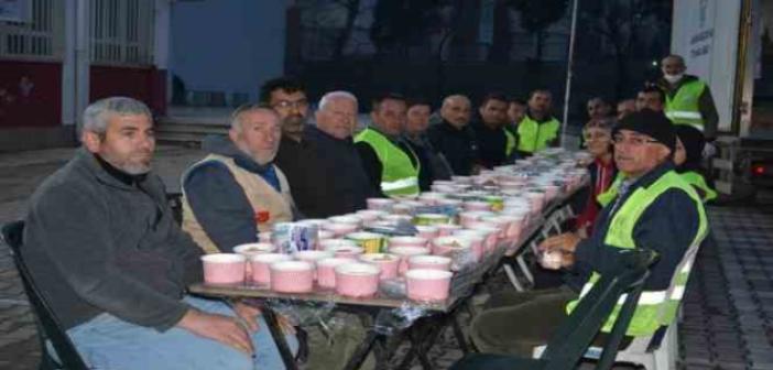 Lapseki Belediyesi deprem bölgesinde iftarlara devam ediyor