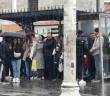 Taksim’de aniden başlayan yağmura vatandaşlar hazırlıksız yakalandı