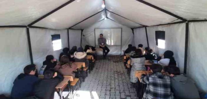 Adıyaman’da bin öğrenci çadır sınıflarda destek ve yetiştirme kurslarına başladı