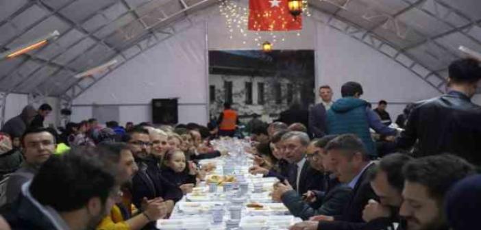 Başkan V. Subaşı ve CHP il örgütü iftarda vatandaşla buluştu