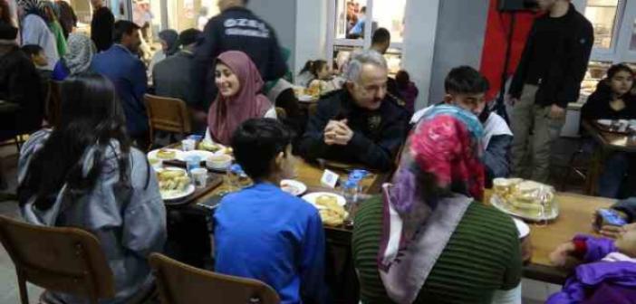 Burdur’da depremzedeler iftar yemeğinde buluştu
