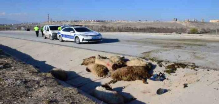 Karaman’da iki motosiklet koyun sürüsüne çarptı: 3 yaralı