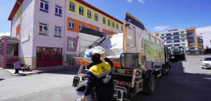 Karatay’da “1 Atık Çok Şeyi Değiştirir” atık toplama yarışması devam ediyor