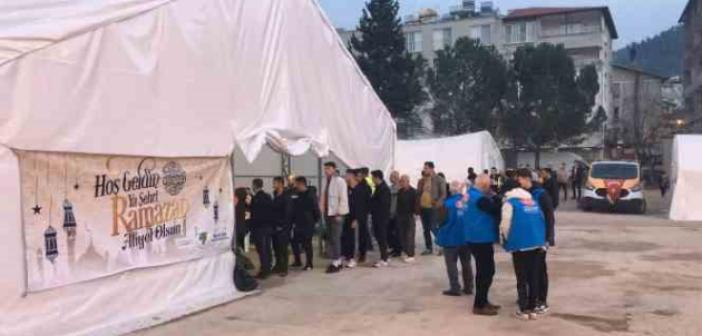 Mamak Belediyesi deprem bölgesinde iftar çadırları kurdu