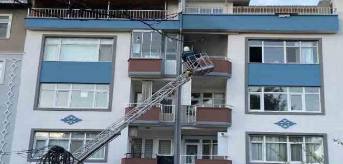 Yangına müdahale eden itfaiyenin merdiveni düştü