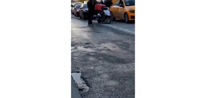 Yol verme tartışmasında taksi şoförü bijon anahtarı ile motosiklet sürücüsünü tehdit etti