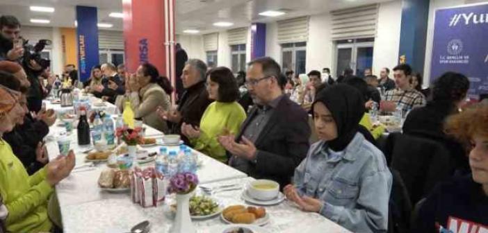 Bakan Kasapoğlu milli maç öncesi depremzedelerle birlikte iftarını yaptı