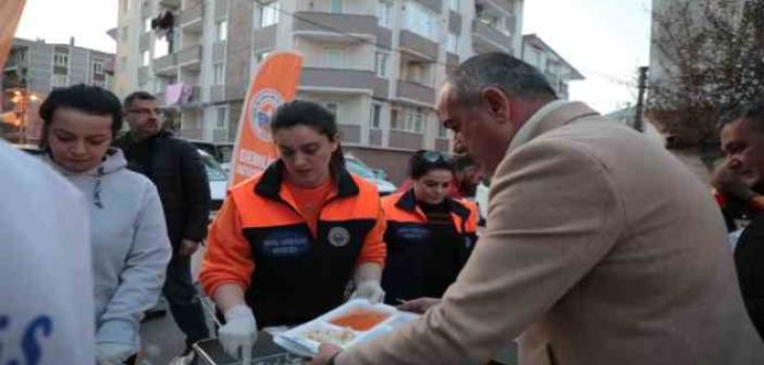 Gemlik Belediyesi binlerce kişiye iftar veriyor