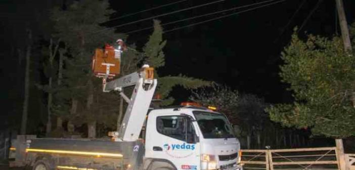 Sinop’ta fırtına elektrik telini kopardı