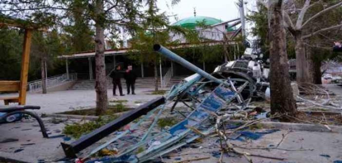 Erzincan’da fırtına minareyi devirdi, çatıları uçurdu