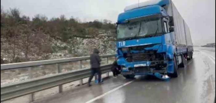 Freni boşalan tır, ambulans ve 3 araca çarptı