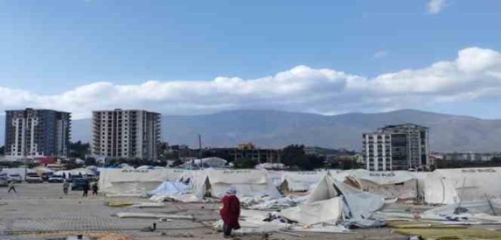 Hatay’da fırtına çadırları yıktı