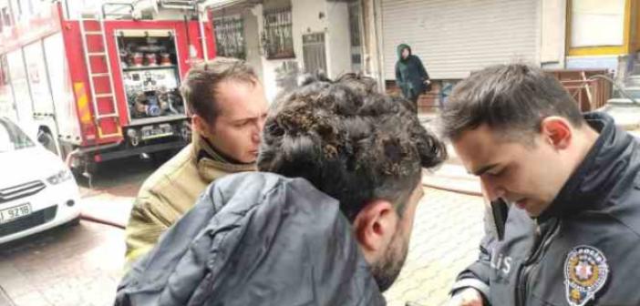 Sultangazi’de çıkan yangında mahsur kalan 1’i çocuk 3 kişi itfaiye ekipleri tarafından kurtarıldı