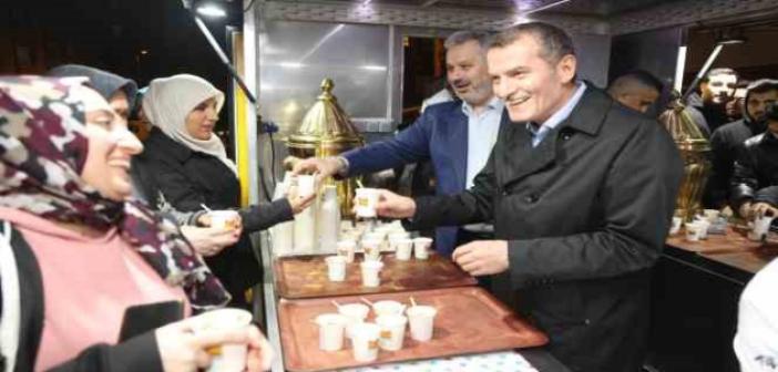 Zeytinburnu’nda iftarda çorba, yatsıda salep ikramı