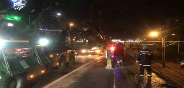 Bakırköy’de kontrolden çıkan araç metro yoluna uçtu: 2 yaralı