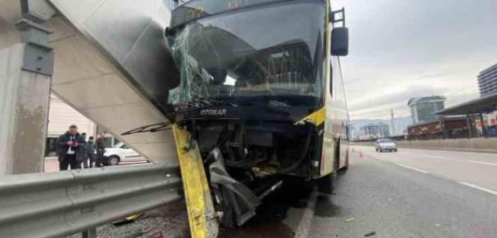 Bursa’da belediye otobüsü bariyerlere ok gibi saplandı: 1’i ağır 5 yaralı