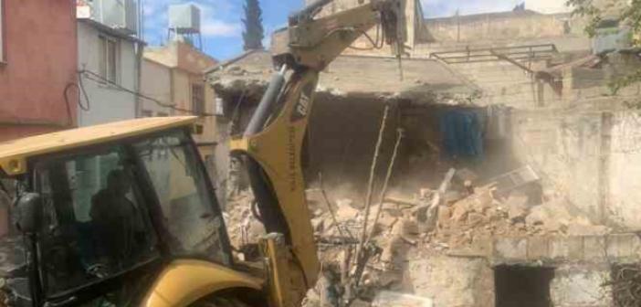 Kilis’te ağır hasarlı binaların yıkımı sürüyor