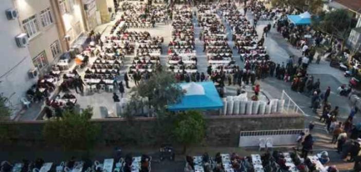 Nazilli Belediyesi’nin iftar sofraları dolup taşıyor