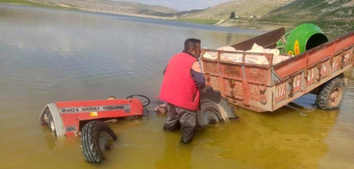 Tarlasına gitmek için girdiği gölette mahsur kaldı