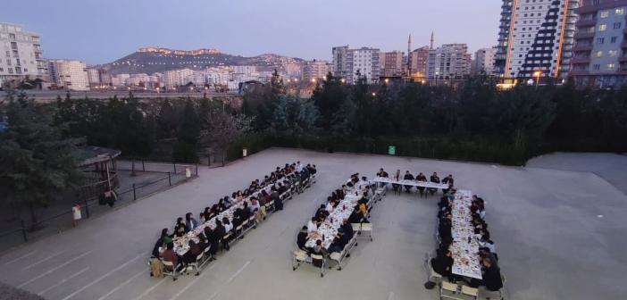 Okul bahçesinde iftar programı