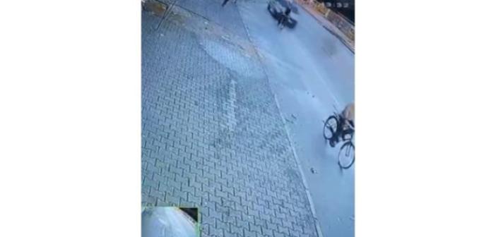 Otomobil bisikletliye çarptı: O anlar kamerada