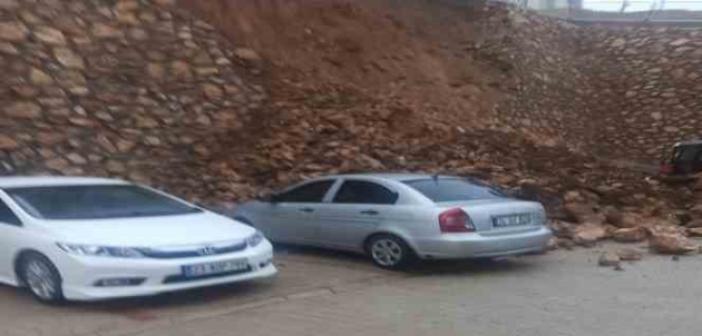 Elazığ’da çöken istinat duvarının altında kalan otomobil zarar gördü