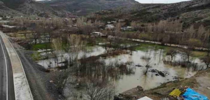 Gümüşhane’de şiddetli yağışların ardından taşan Harşit Çayı nedeniyle bahçeler gölete döndü