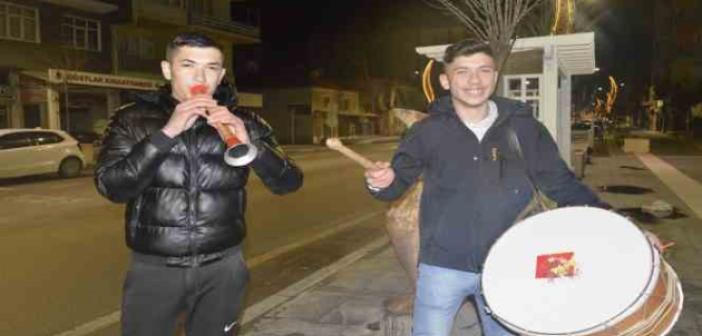 Sahurda davul geleneğini gençler yaşatıyor