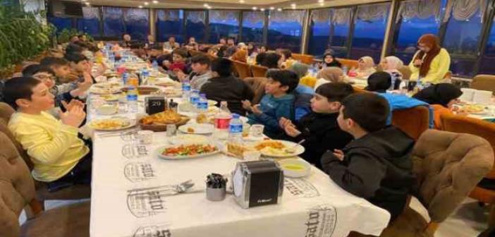 Kur’an-ı Kerim okumayı öğrenen öğrencilere iftar programı düzenlendi