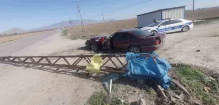 Karaman’da kontrolden çıkan otomobil elektrik direğine çarptı: 1 yaralı