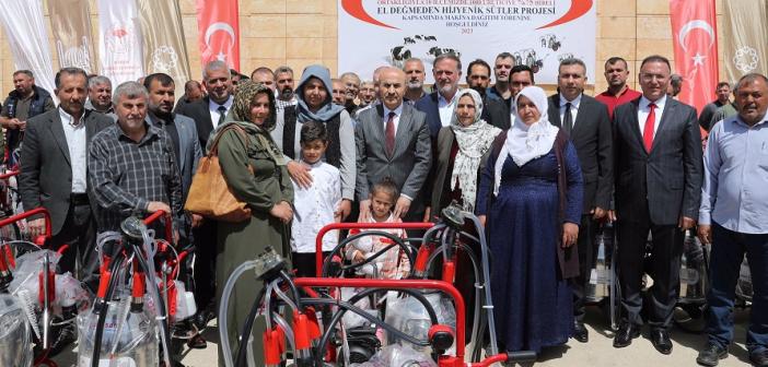 Mardin’de çiftçilere süt sağım makineleri dağıtıldı