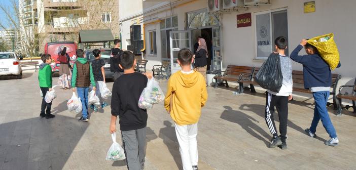 Mardin’de ortaokul öğrencileri depremzede ailelere bayram şekeri dağıttı