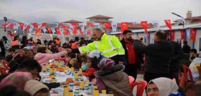 AK Parti Milletvekili Mahir Ünal’dan konteyner kente bayram ziyareti
