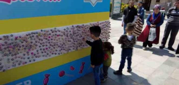 Aksaray Belediyesi’nden çocuklara bayrak şekeri standı