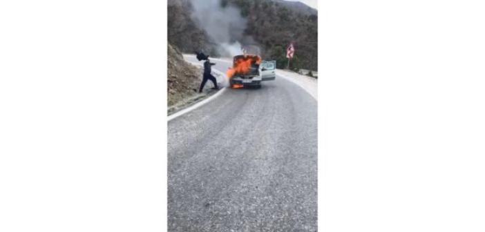 Alev alev yanan otomobili ceketi ile söndürmeye çalıştı, imdadına diğer sürücüler yetişti
