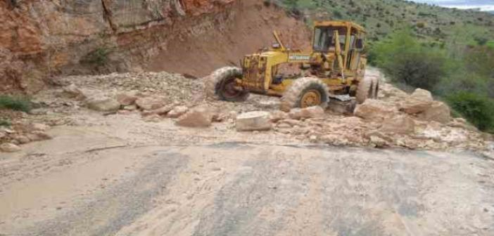 Çemişgezek’te heyelandan dolayı kapanan yol açıldı