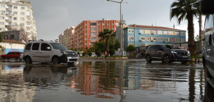 Mardin’de sağanak yağış, yollar göle döndü