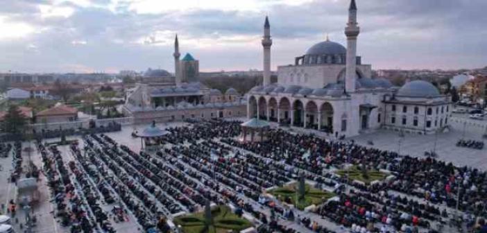 Binlerce kişi bayram namazında Mevlana Meydanı’nda buluştu