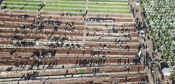 Deprem bölgesi bayramı buruk karşıladı, mezarlık ziyareti havadan görüntülendi