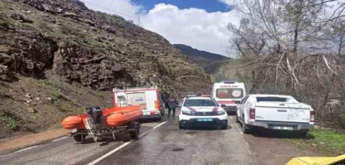 İçerisinde 3 kişinin bulunduğu araç Munzur Nehri’ne uçtu, arama çalışmaları sürüyor