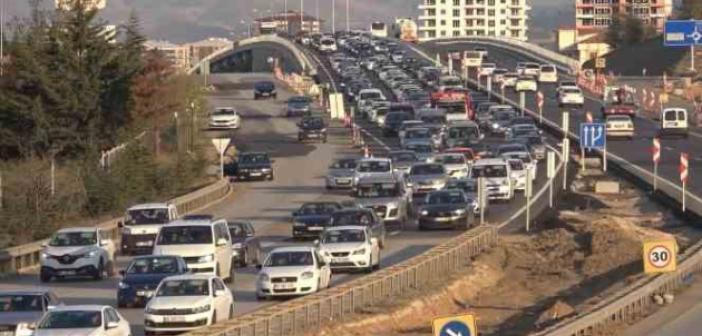 43 ilin geçiş güzergahında trafik kilit: Tatilciler dönüş yoluna geçti