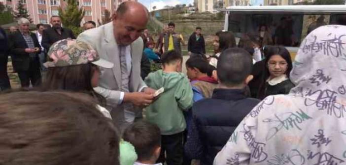 Çocukları mutlu eden bayram geleneği: Harçlık ve pamuk şeker dağıtıldı