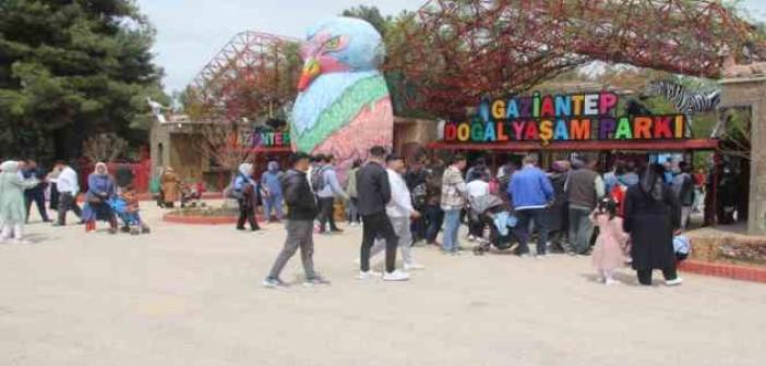Hayvanat bahçesini bayramın ilk 2 gününde 12 bin kişi ziyaret etti