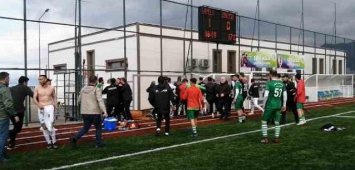 Rize’de amatör maçta sahaya yakışmayan görüntüler